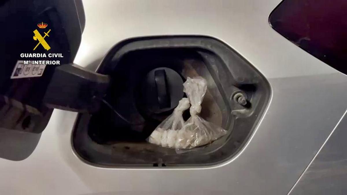 Los detenidos guardaban la droga bajo la tapa del tanque de combustible del vehículo en el que viajaban.