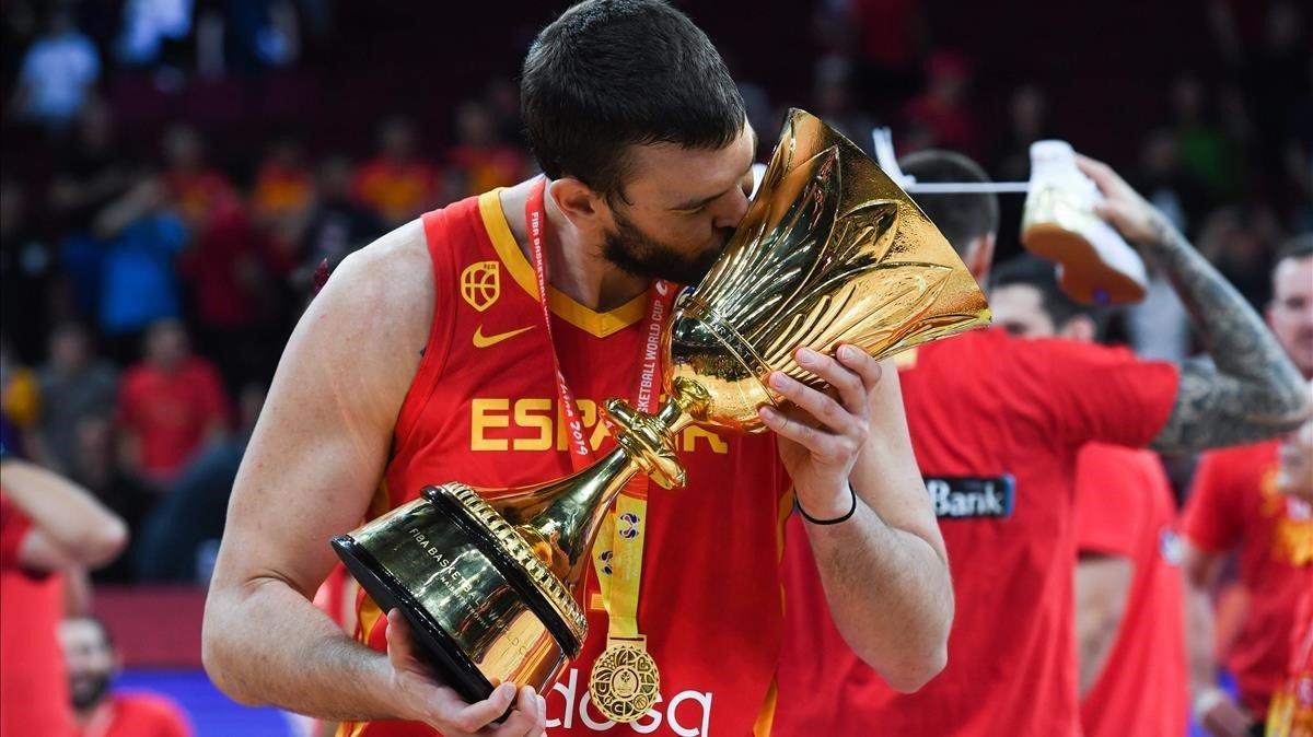 Marc Gasol, con la medalla de oro, besa el trofeo de campeones del mundo.