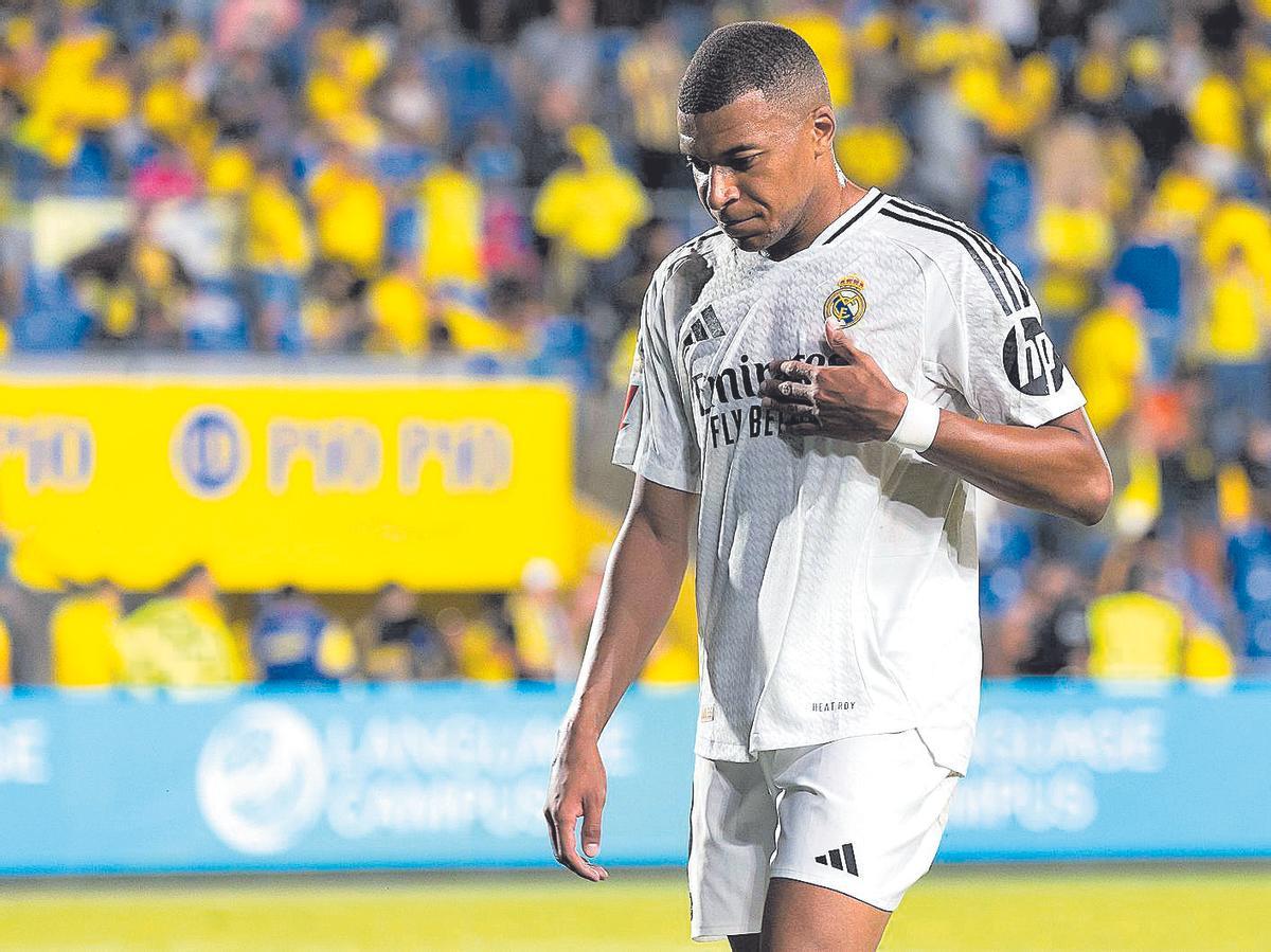 Mbappé se lleva la mano al pecho, ayer, en el choque ante la Unión Deportiva.