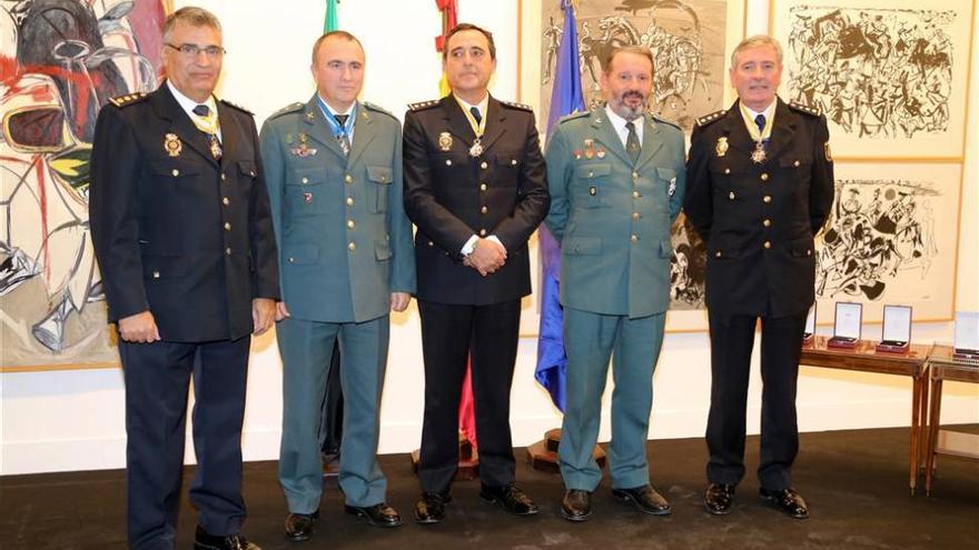 Reconocen la trayectoria en Extremadura de tres policías y dos guardias civiles