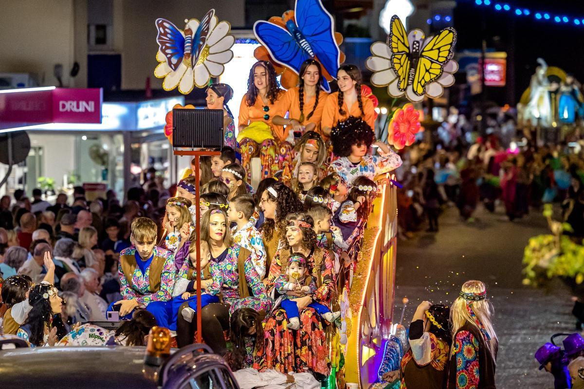 Un colorido Desfile de Carrozas cierras las fiestas de Benidorm