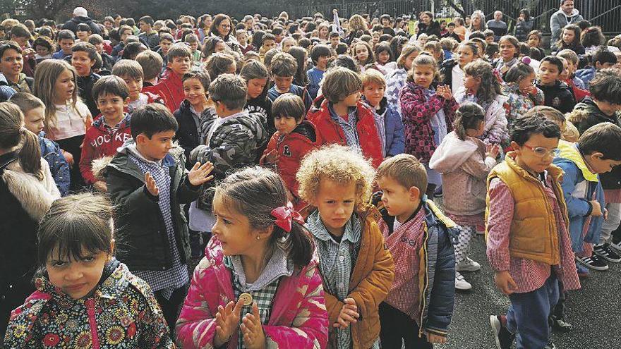 Los niños del colegio El Piles celebran el Día de la Mujer