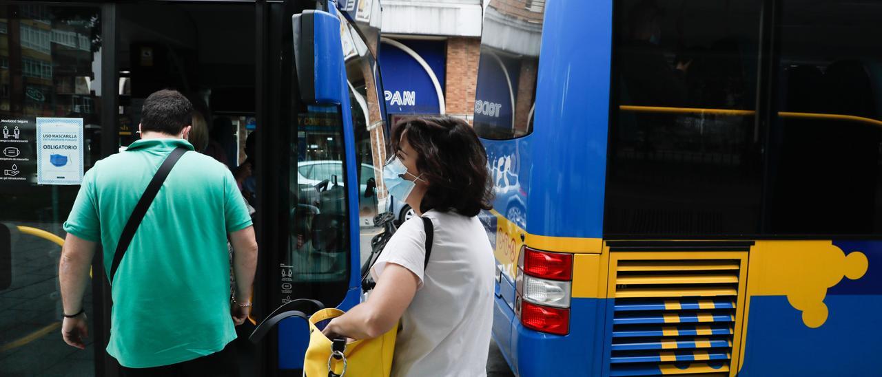 Pasajeros antes autobuses de la CTEA.