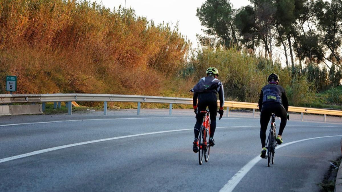 Así deberán circular los ciclistas por las carreteras