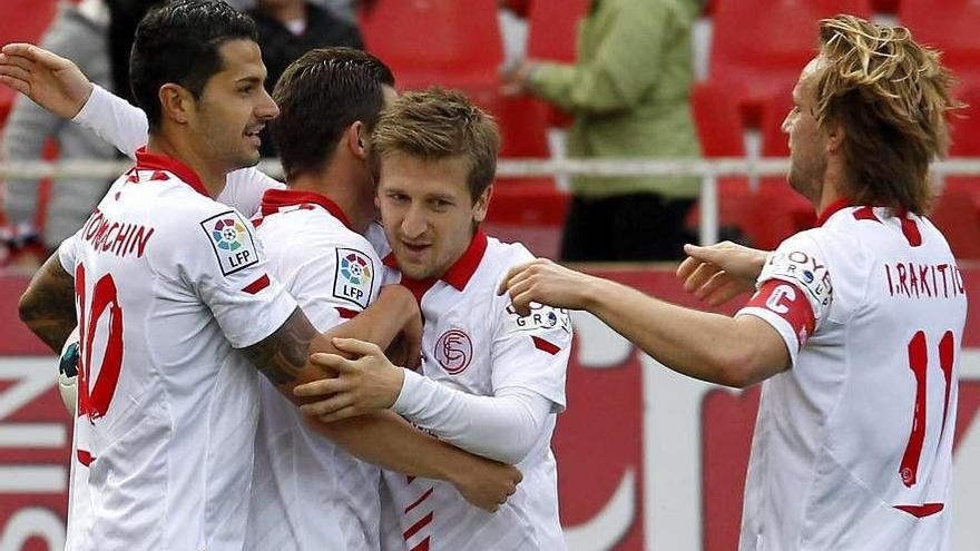 Los jugadores del Sevilla celebran el primero de sus cuatro goles al Granada. // Efe