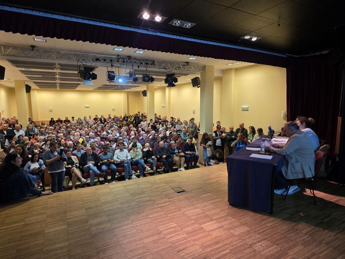 Auditorio de la Casa da Cultura, abarrotado en el encuentro sobre la planta de biogás.