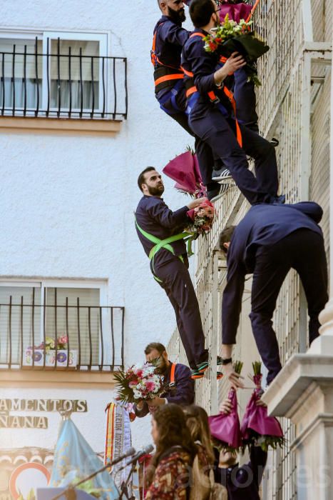 Ofrenda de flores a la Mare de Déu del Sofratge en Benidorm