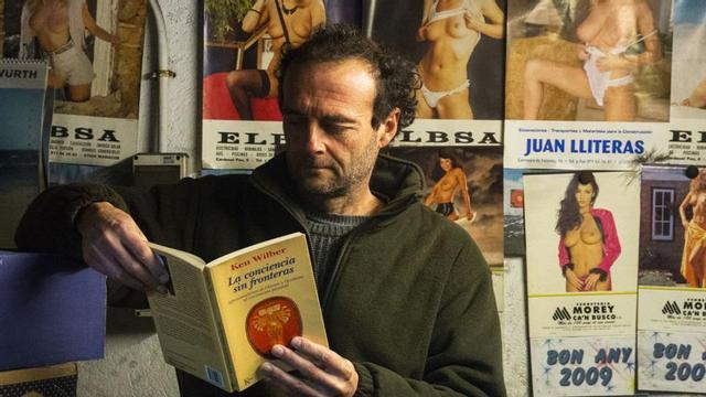Miquel Serra, fotografiado en un rincón de una herrería, ha publicado nuevo disco. | JOAN FORTEZA