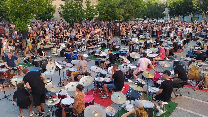 39 bateries amenitzen la plaça Sant Domènec en l'inici de la Festa Major