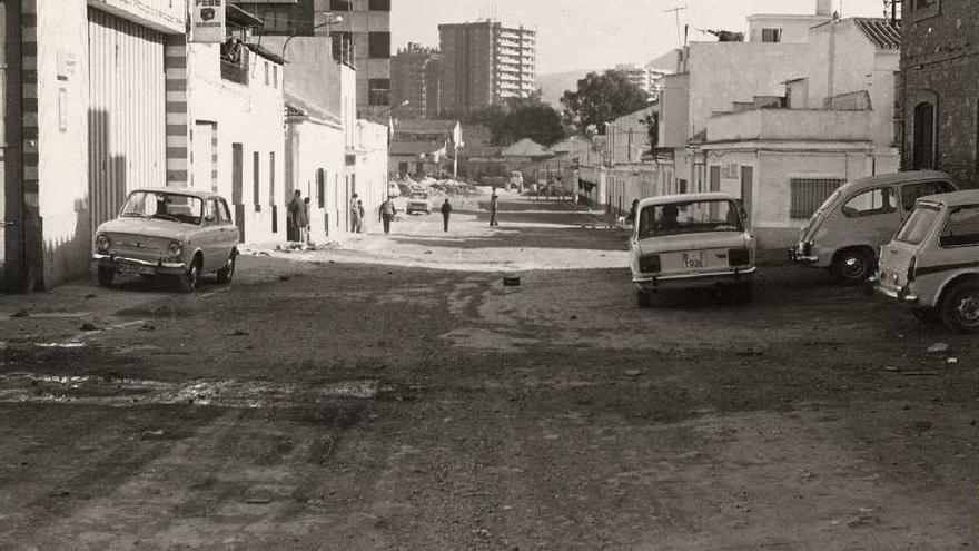 La calle Gerona, sin asfaltar en 1976.