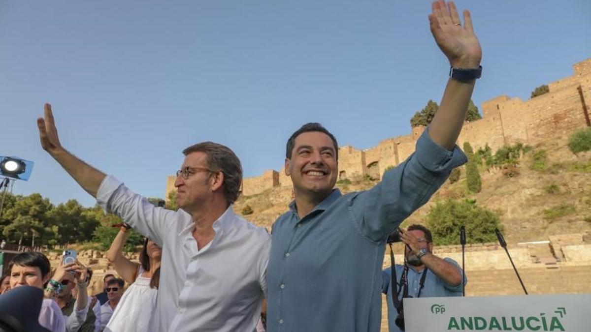 El líder del PP, Alberto Núñez Feijóo, junto al presidente de la Junta de Andalucía y candidato a la reelección, Juanma Moreno, en la clausura del mitin central de campaña de estas autonómicas, este 11 de junio de 2022 en Málaga.