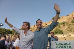 El líder del PP, Alberto Núñez Feijóo, junto al presidente de la Junta de Andalucía y candidato a la reelección, Juanma Moreno, en la clausura del mitin central de campaña de estas autonómicas, este 11 de junio de 2022 en Málaga.