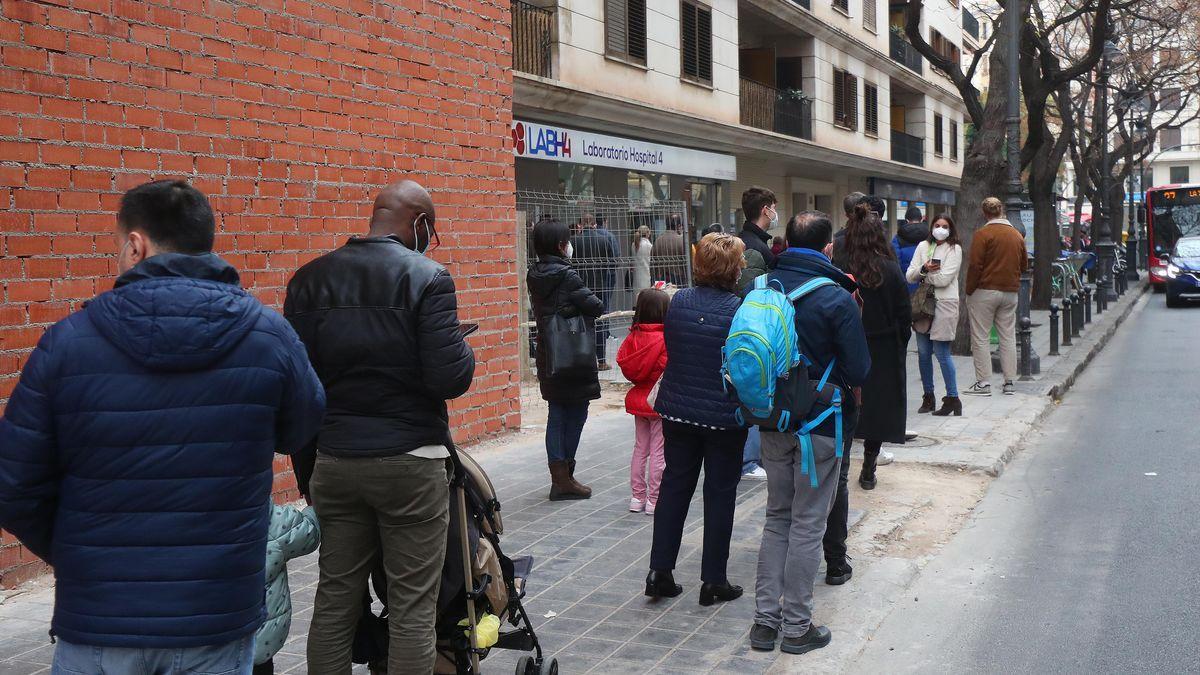 Colas para realizarse una prueba de antígenos en València