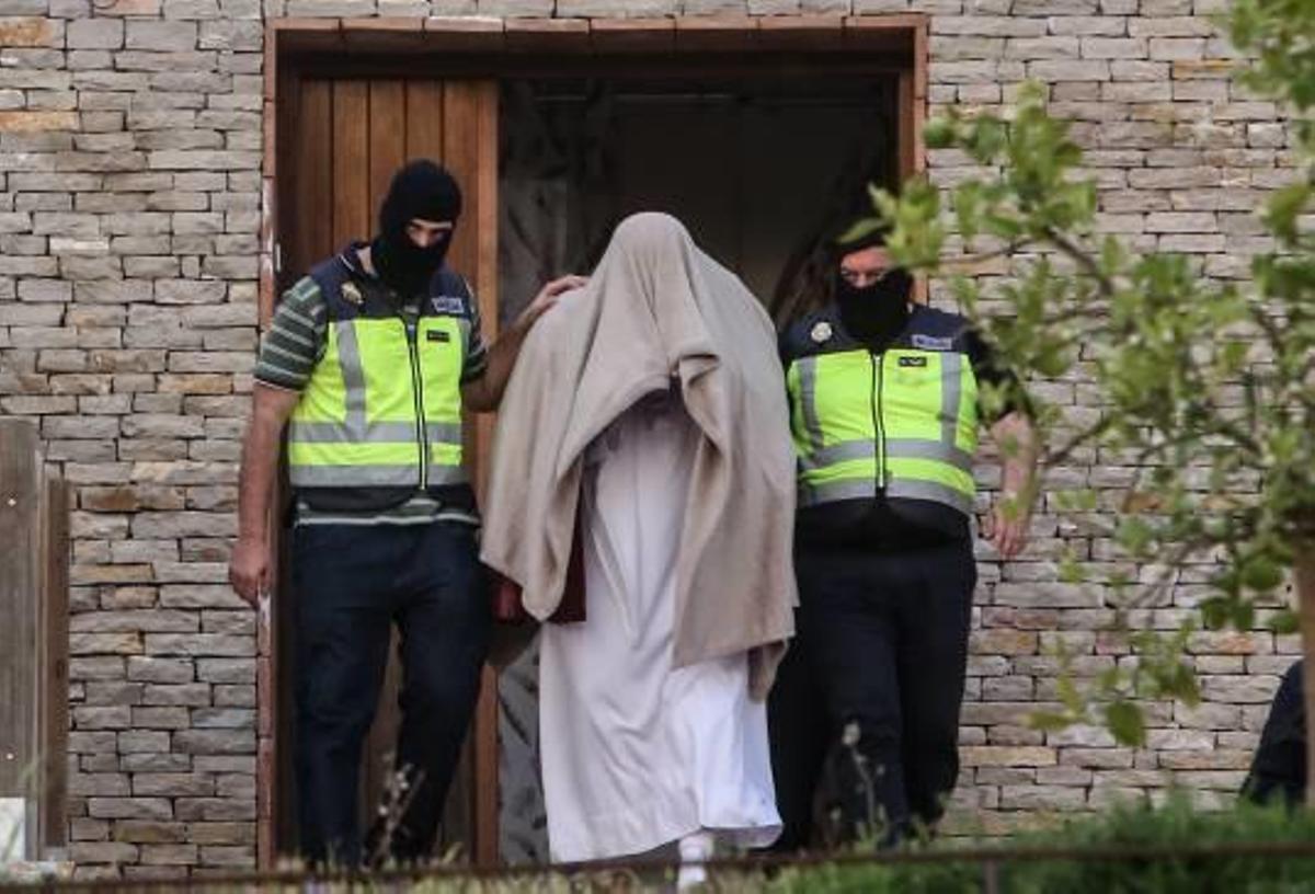 Imagen de Shashaa al salir de su casa de Teulada custodiado por la Policía.