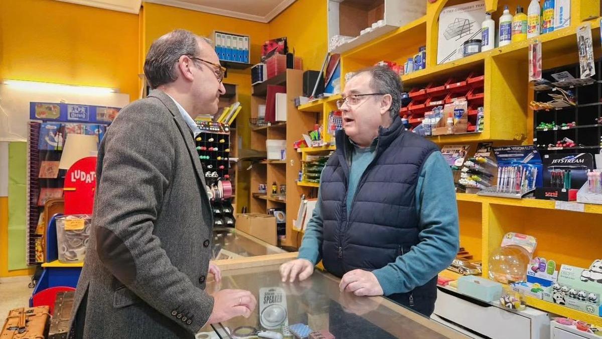 Rafa Mateos, durante su visita a la papelería Offipapel de Gil Cordero.