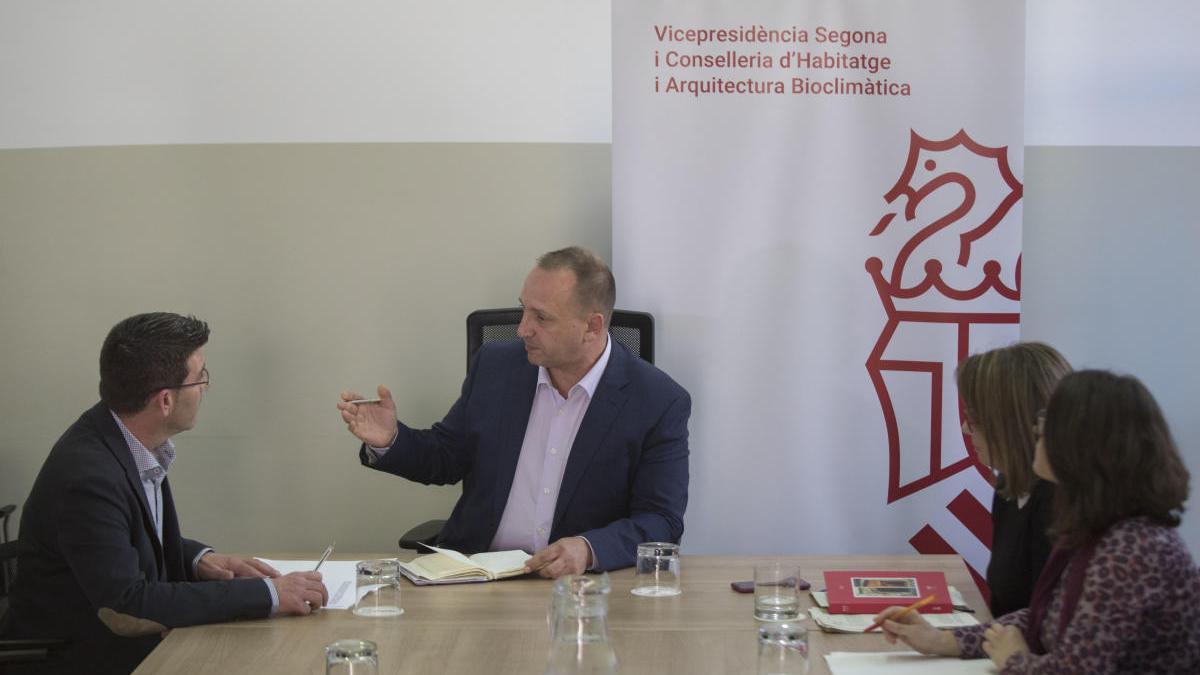 El vicepresidente Dalmau, en el centro, durante una reunión en su departamento de la Generalitat.