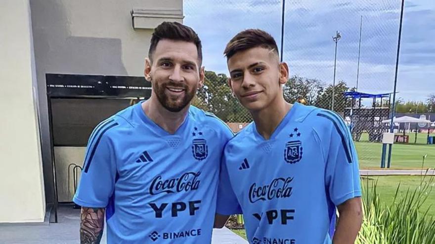 Echeverry se fotografió junto a Leo Messi en la última concentración de Argentina