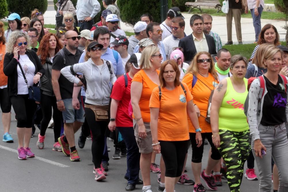 Más de un centenar de personas se suma a la Marcha