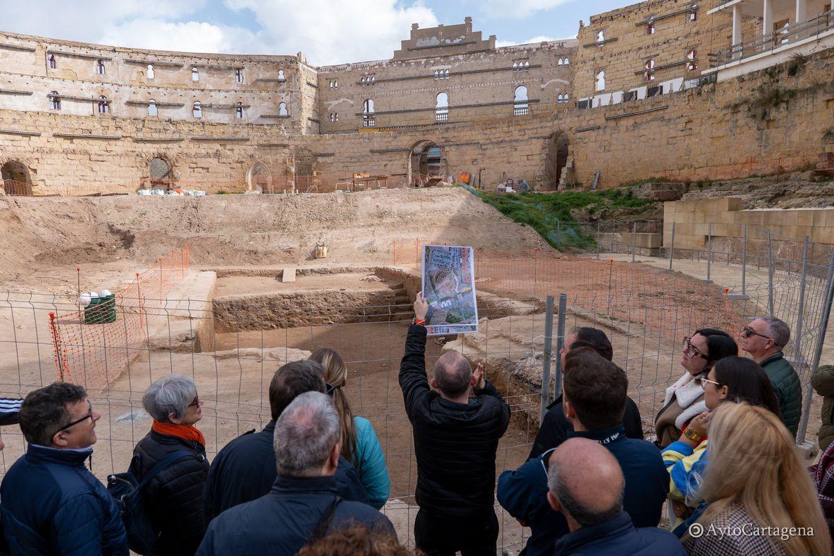 Un guía muestra a los visitantes el Anfiteatro Romano de Cartagena