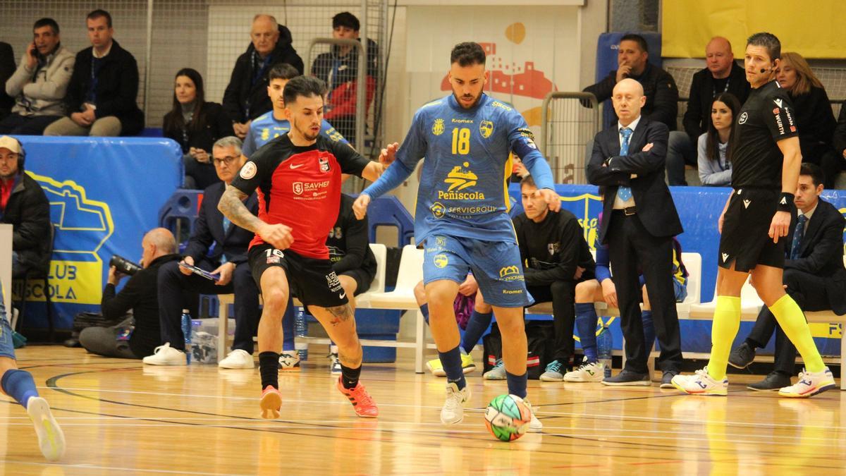 Elias controla el balón durante el encuentro.