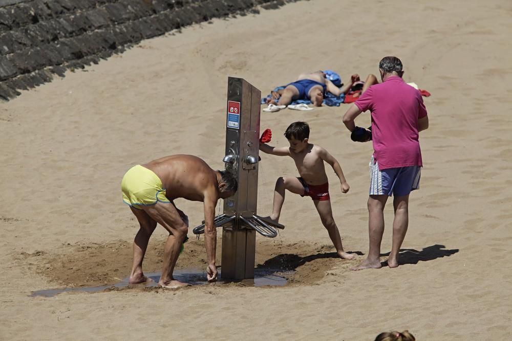 Día de playa en Gijón.