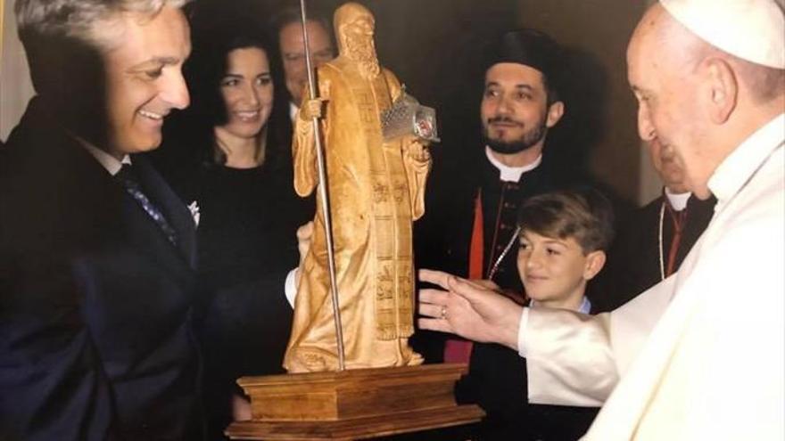 Dueñas entrega una escultura al Papa Francisco