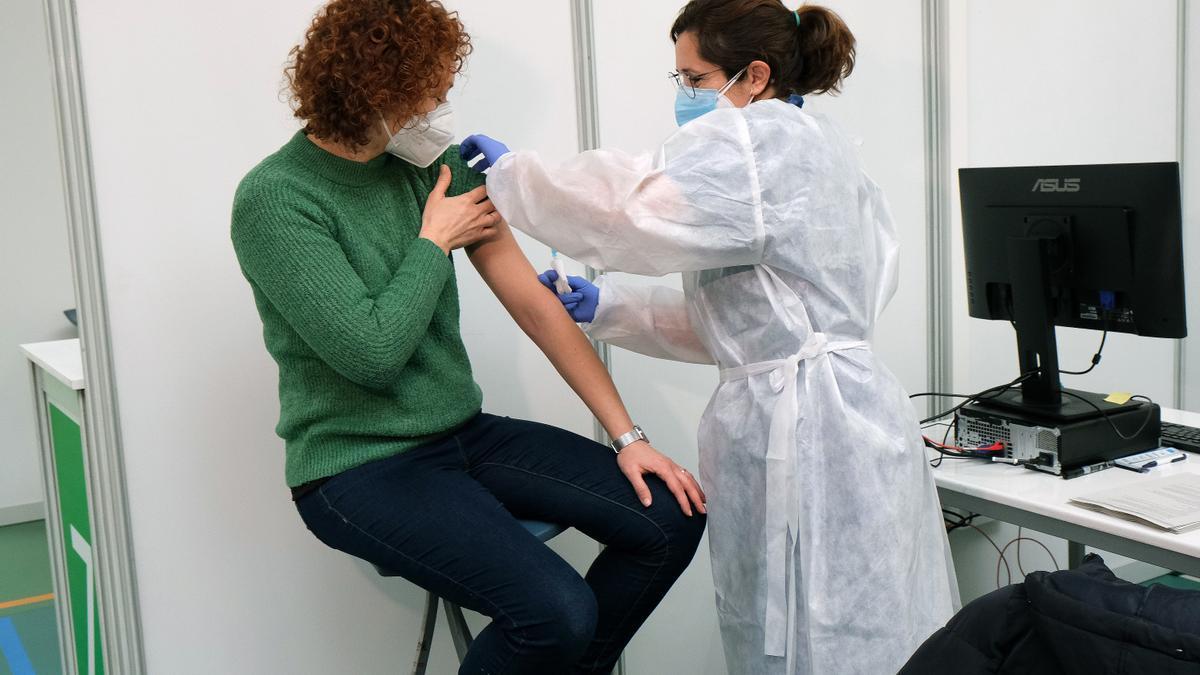 Una enfermera administrado la vacuna contra el coronavirus a una paciente.