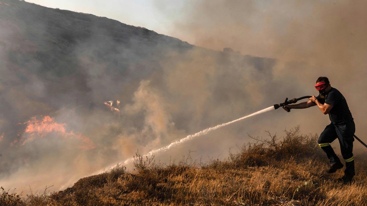 Un bombero trabaja para contener el fuego a las afueras de Nicosia, Chipre