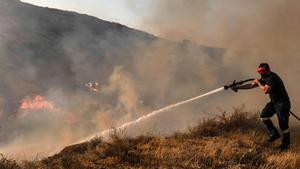 Un bombero trabaja para contener el fuego en el área de Kotsiatis, a las afueras de Nicosia, Chipre.