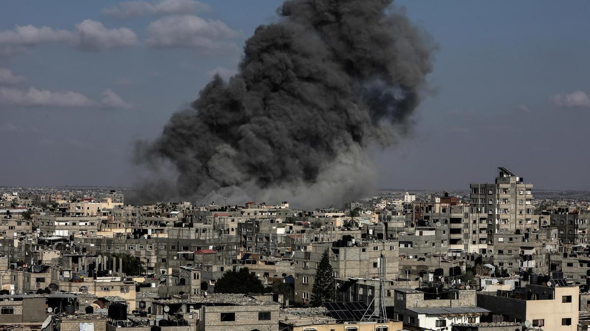 Una columna de humo tras un bombardeo de Israel contra Jan Yunis, en el sur de la Franja de Gaza