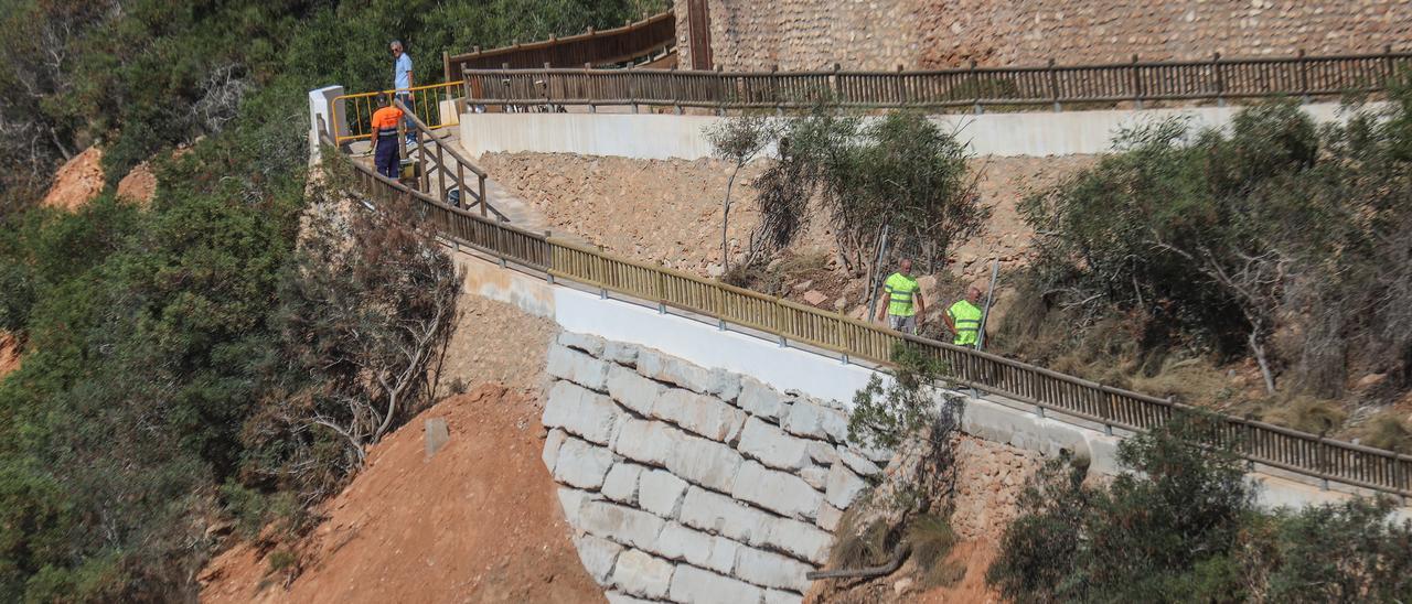 El Ayuntamiento restablece el acceso peatonal a la playa de La Caleta, cerrado desde la DANA de 2019, y construye un muro de contención