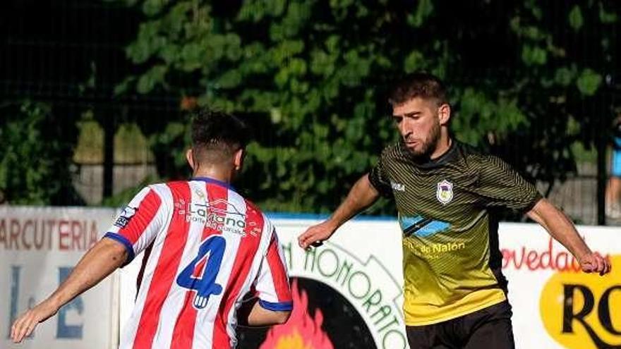 Álex Arias controla el balón ante Fele.