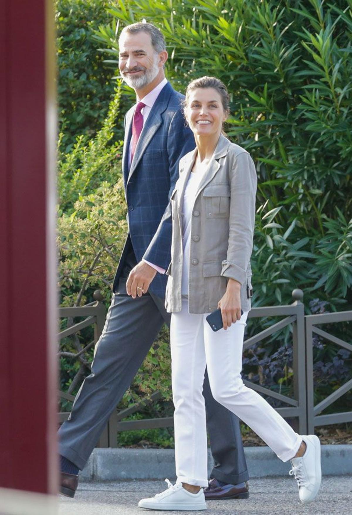 Letizia Ortiz con deportivas blancas en el primer día de clases de sus hijas