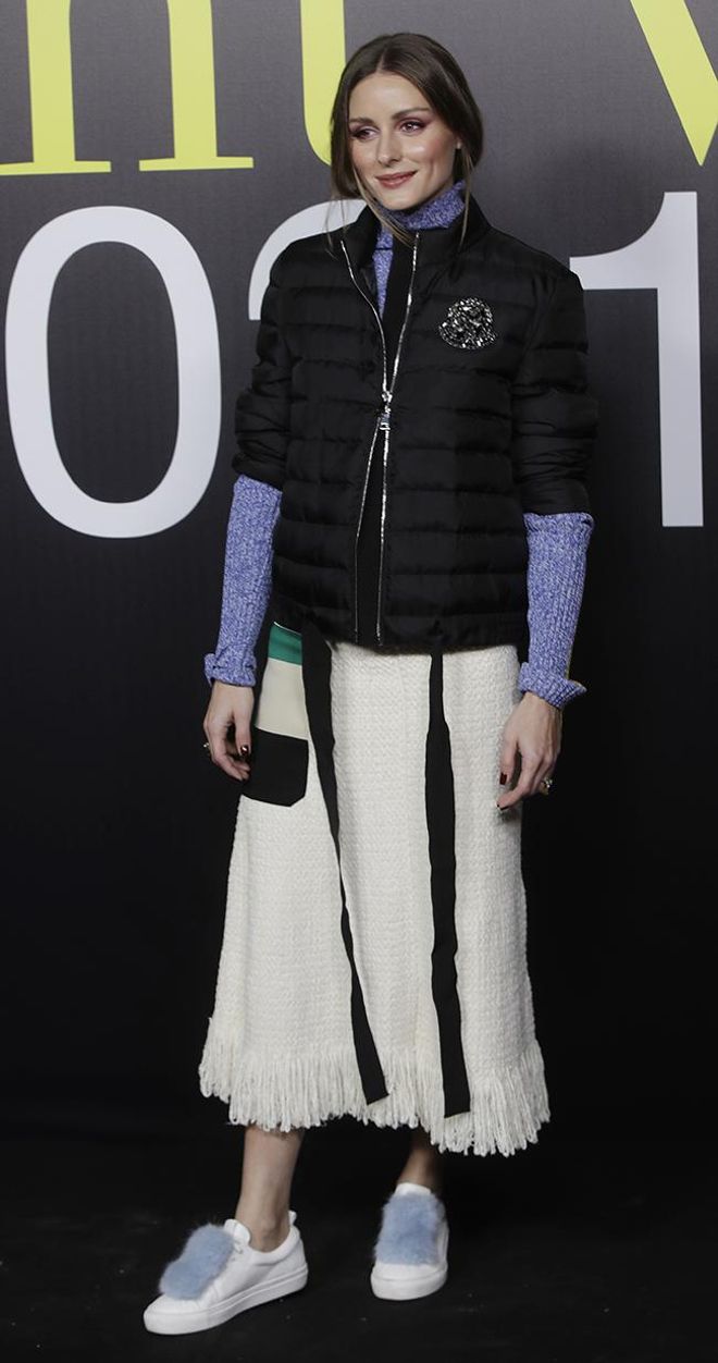 Olivia Palermo en el desfile de Moncler con deportivas con pelo de Josefina