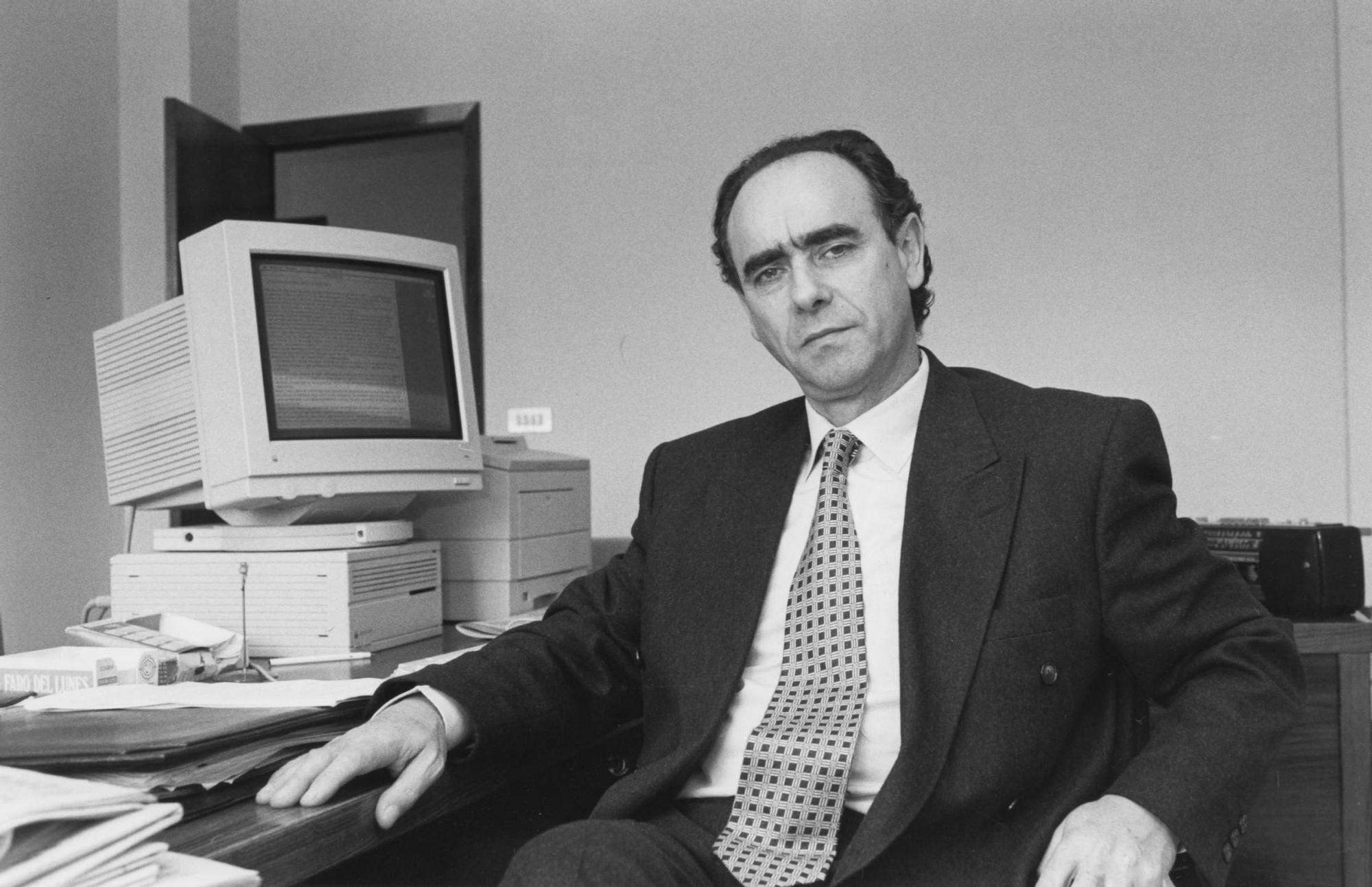 Ceferino de Blas en su despacho en 1995 Cameselle.jpg