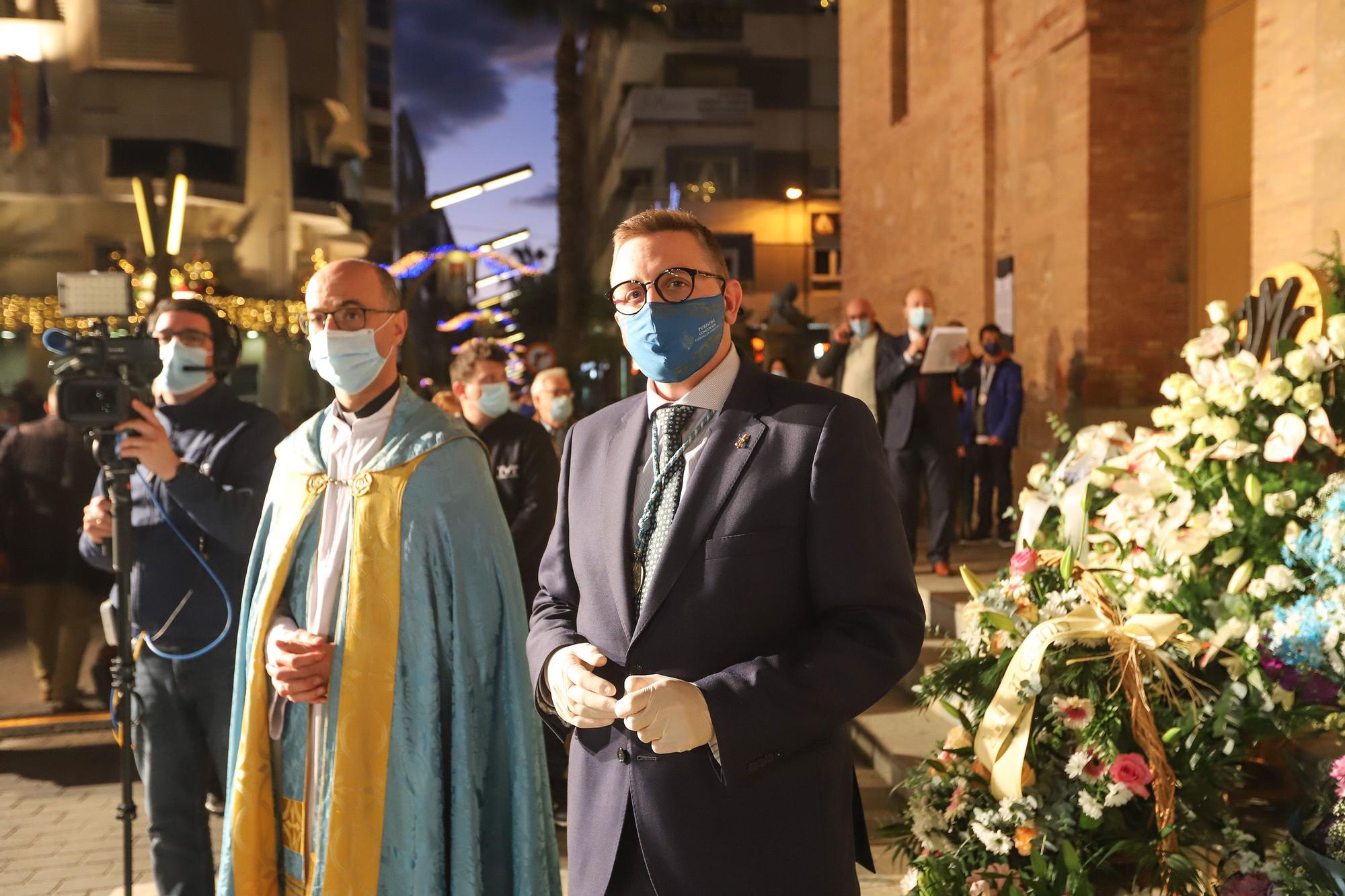 Torrevieja rinde homenaje a su patrona con una ofrenda floral