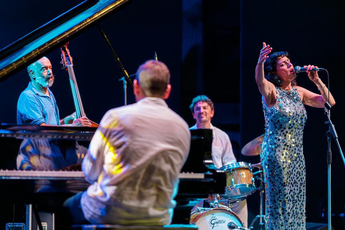El concierto de Luca Filastro Trío junto a Lara Ferrari fue una mezcal de demostración de técnica y celebración del jazz