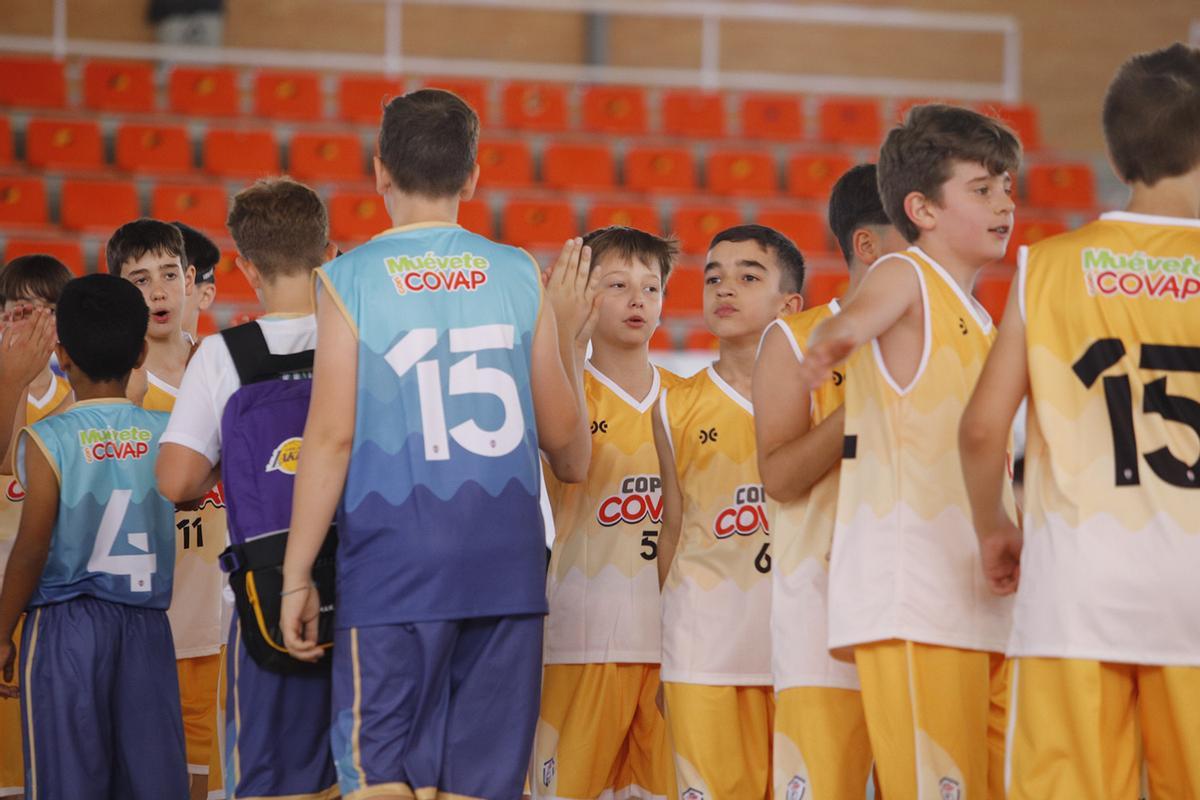 Niños saludándose tras el partido de baloncesto de la Copa COVAP.