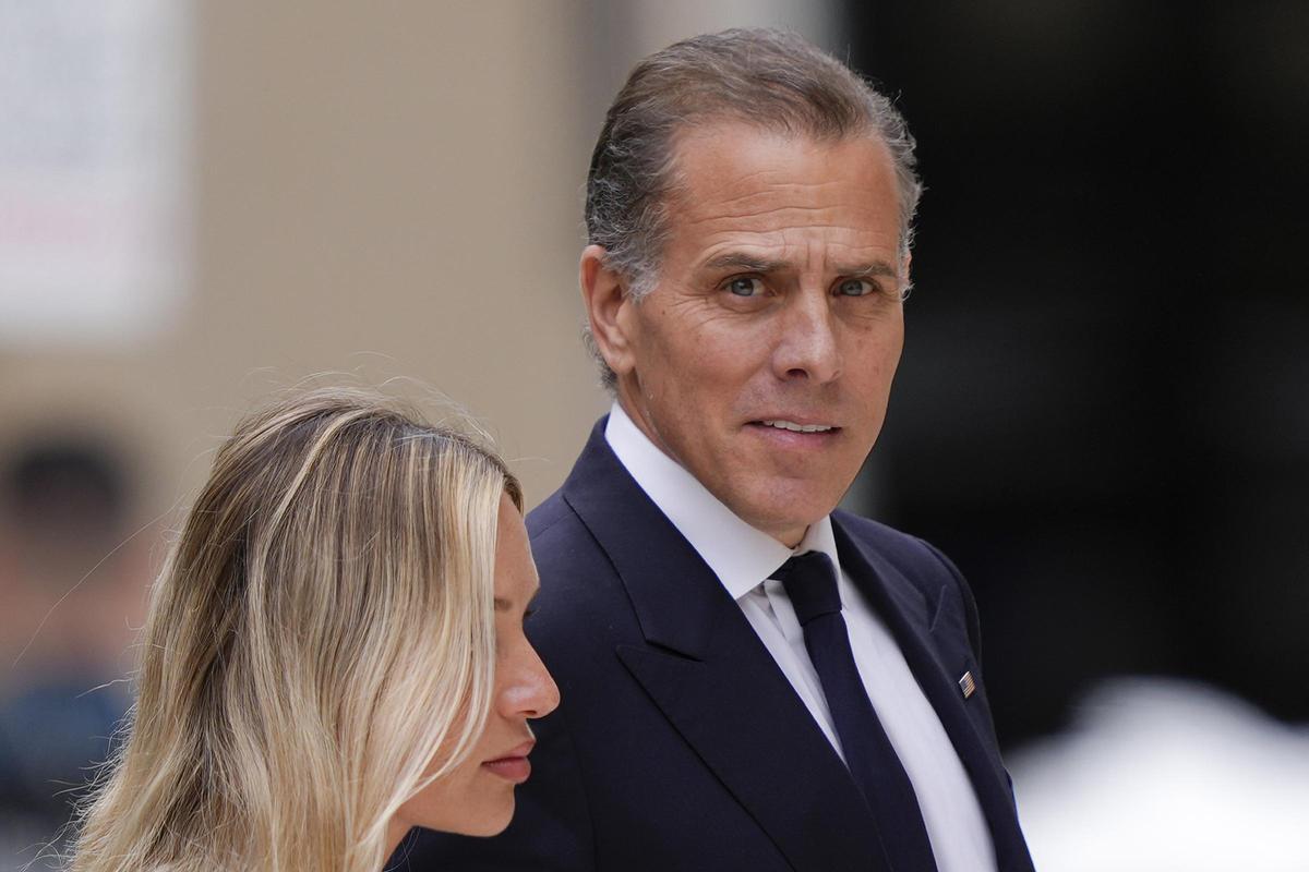 Hunter Biden y su esposa, Melissa, entran en el juzgado para escuchar el veredicto en su contra, este martes en Wilmington.