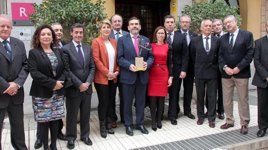 Los miembros del jurado, ayer con el boceto a pequeña escala de Jorge Aznar.