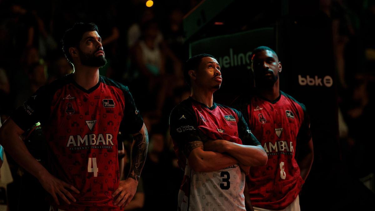 Slaughter, entre Yusta y Mencía, durante la presentación de los equipos en Bilbao.