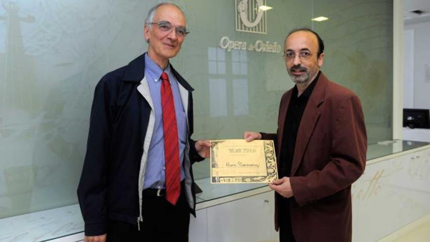 Jaime Martínez (izquierda) recibe el diploma de manos de Juan de la Cruz.