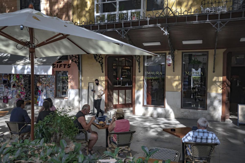 Ein traditionelles Café an der Kathedrale macht wieder auf