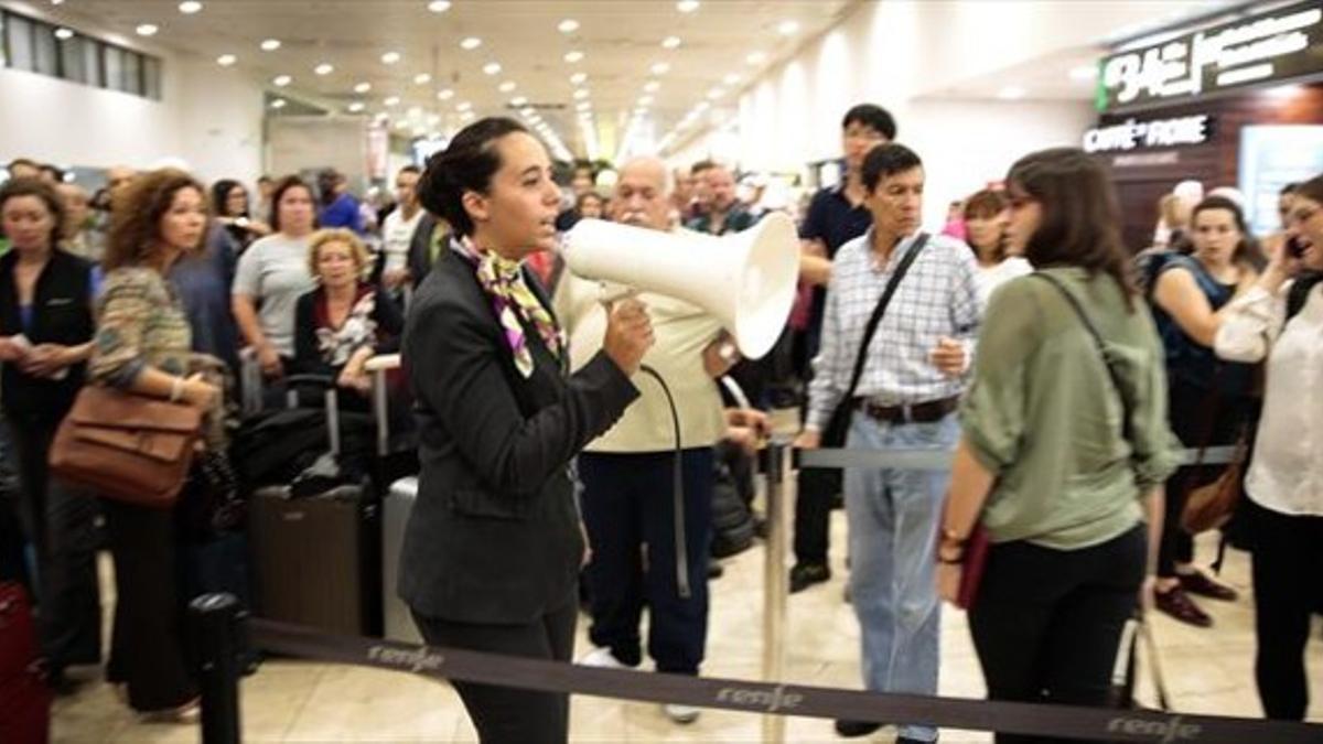 SANTS Aviso megáfono en mano en la colapsada terminal de Barcelona.