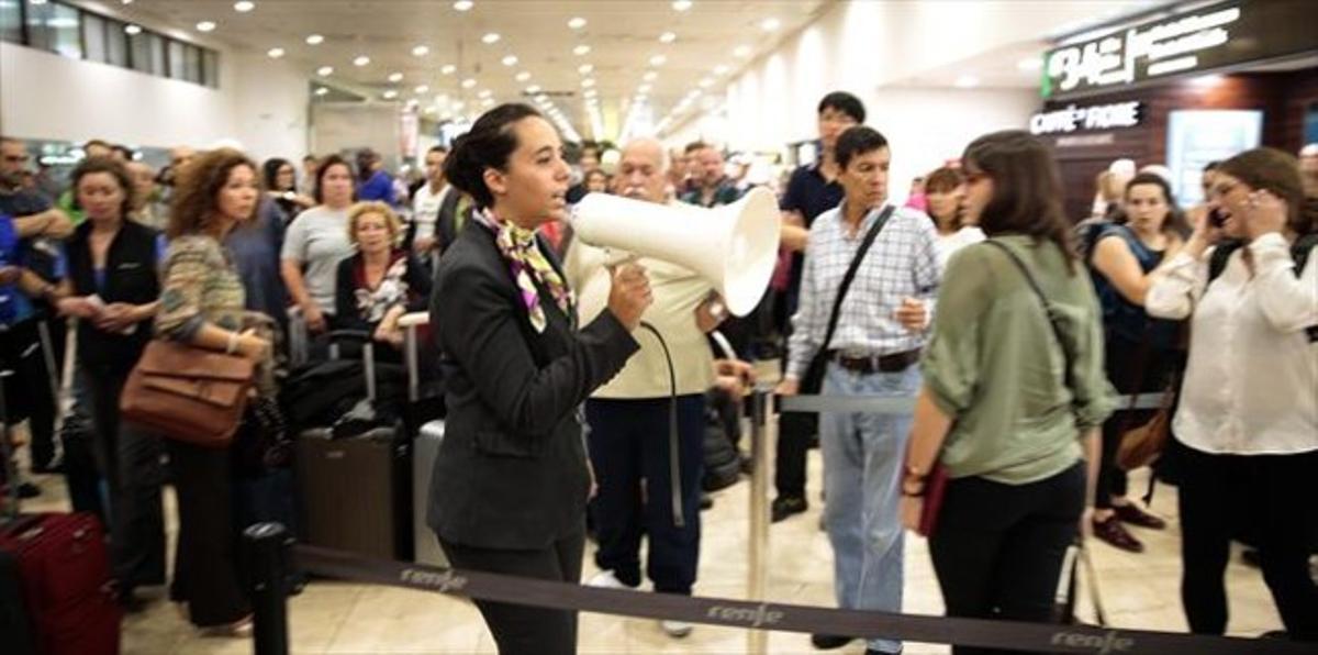 SANTS Avís a cop de megàfon a la col·lapsada terminal de Barcelona.