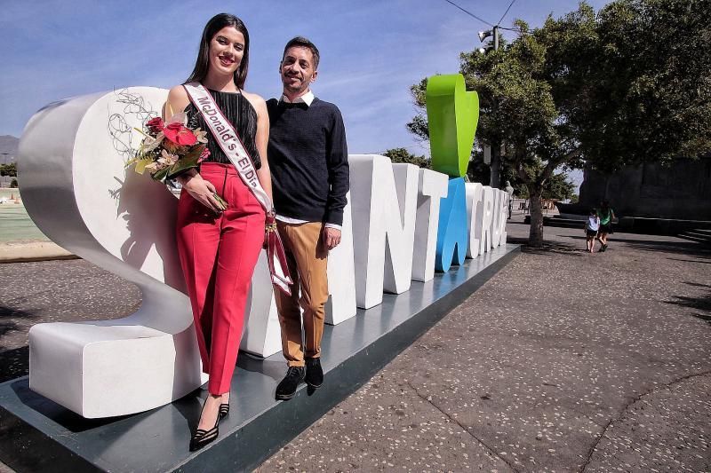 Visita de nuestra candidata a Reina Yudith Miguélez con el diseñador de la fantasía, Daniel Pagés  | 12/02/2020 | Fotógrafo: María Pisaca Gámez