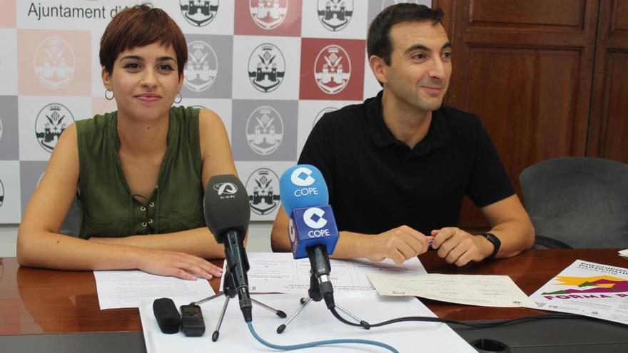 La edil María Baca y el técnico durante la presentación del programa