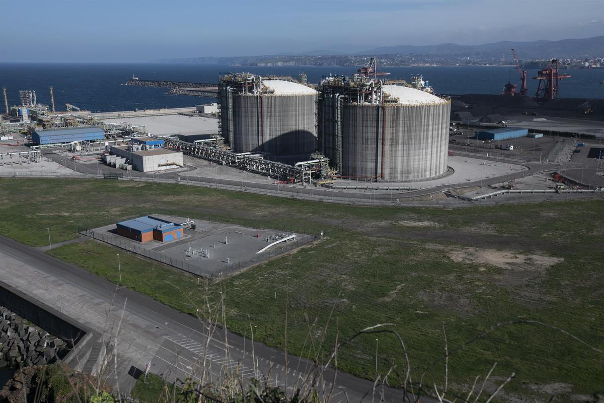 Vistas de la planta Regasificadora de El Musel-Enagás 