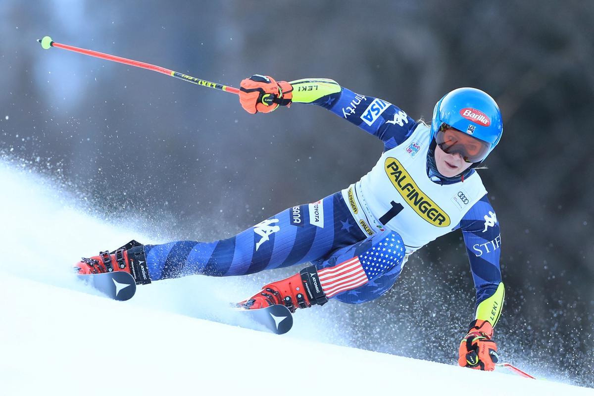 La estadounidense Mikaela Shiffrin compite durante la primera manga del eslalon gigante femenino en Kranjska.