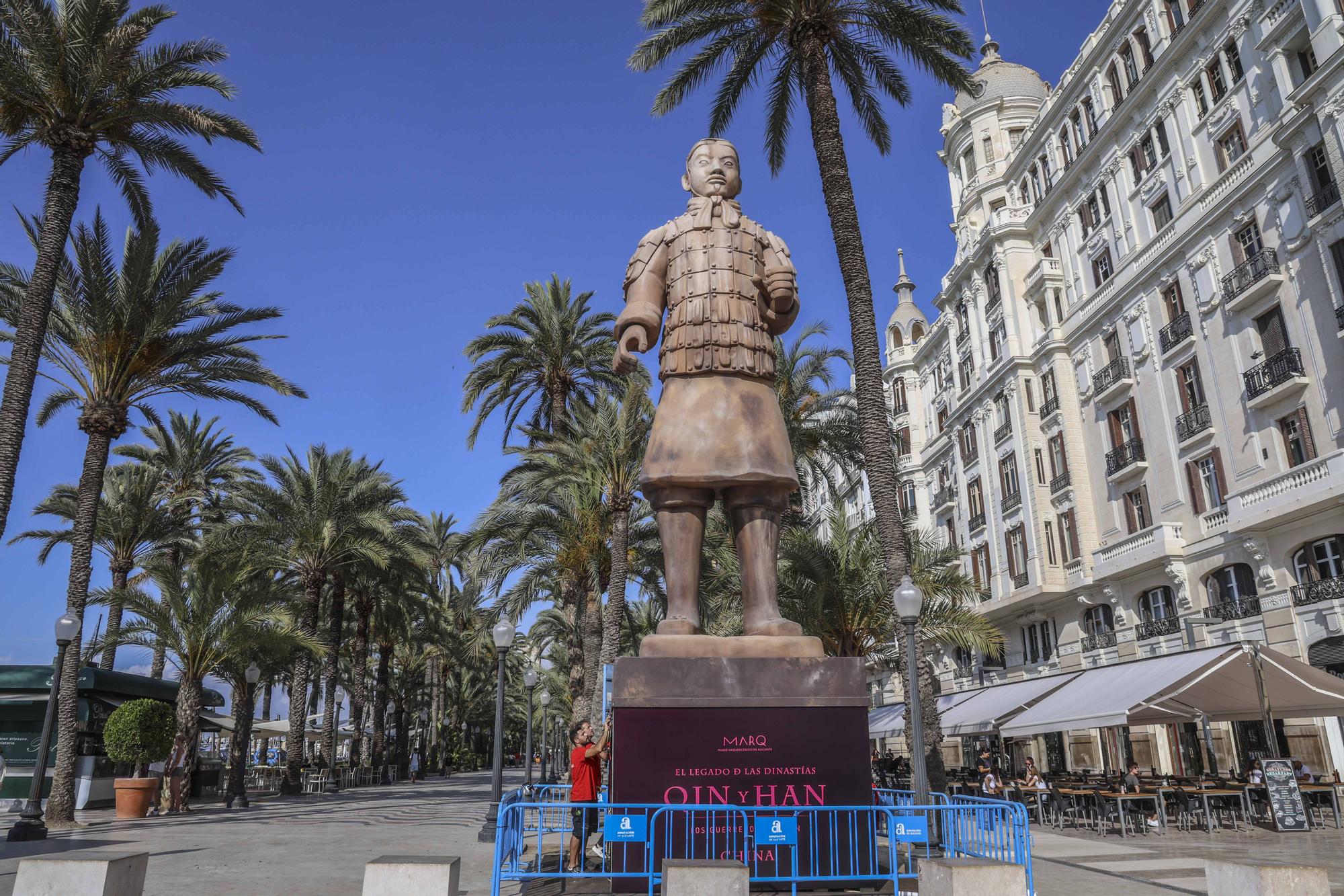 Un guerrero de Xian gigante custodia la Explanada de Alicante